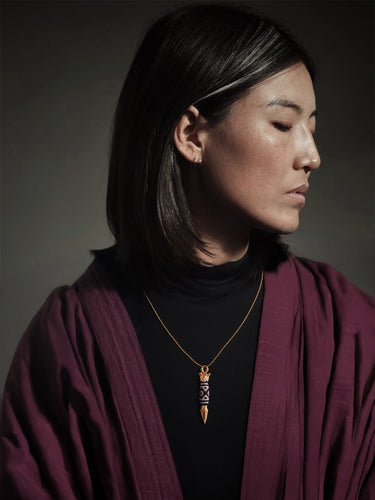 Courage Dzi Bead Pendant with Gold-Plated Design – Empowerment & Strength