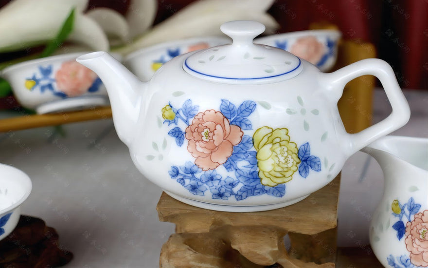 Graceful Hues: Jiangnan's Legacy Reflected in the Palette of Famille Rose Porcelain 