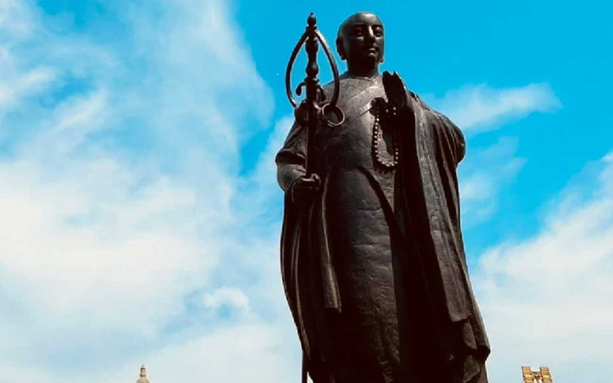 Symbolic Transformations: Reflecting on Self-Realization with Tibetan Buddha Statues in Buddhist Practice