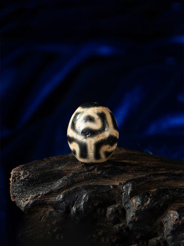 Rare Lotus  Dzi Bead Pendant – Nine-Eye Ancient Bead for Peace and Spiritual Protection