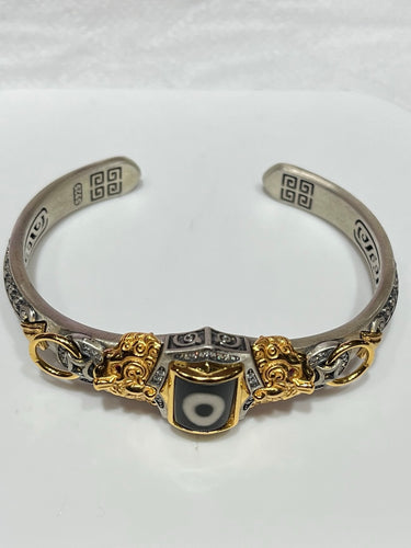 Pixiu Wealth Bracelet – Dzi Beads, Gold Detailing, Protective Energy Cuff